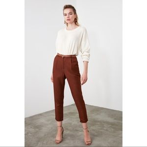 Woman’s Ankle Cropped Cinnamon Pleated Pants